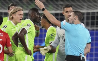 FB体育官方网站-沃尔夫斯堡悍然反击，狂胜对手取得突破性胜利