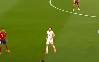 FB体育官网-纷争激烈，足球比赛中的精彩瞬间