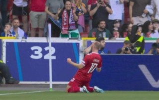 FB体育官网-比赛中的精彩瞬间震撼全场观众